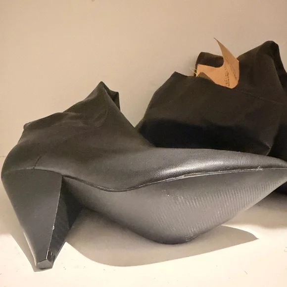 Black Women's Pointed Toe Slouch Ankle Boots - Picture 2 of 2